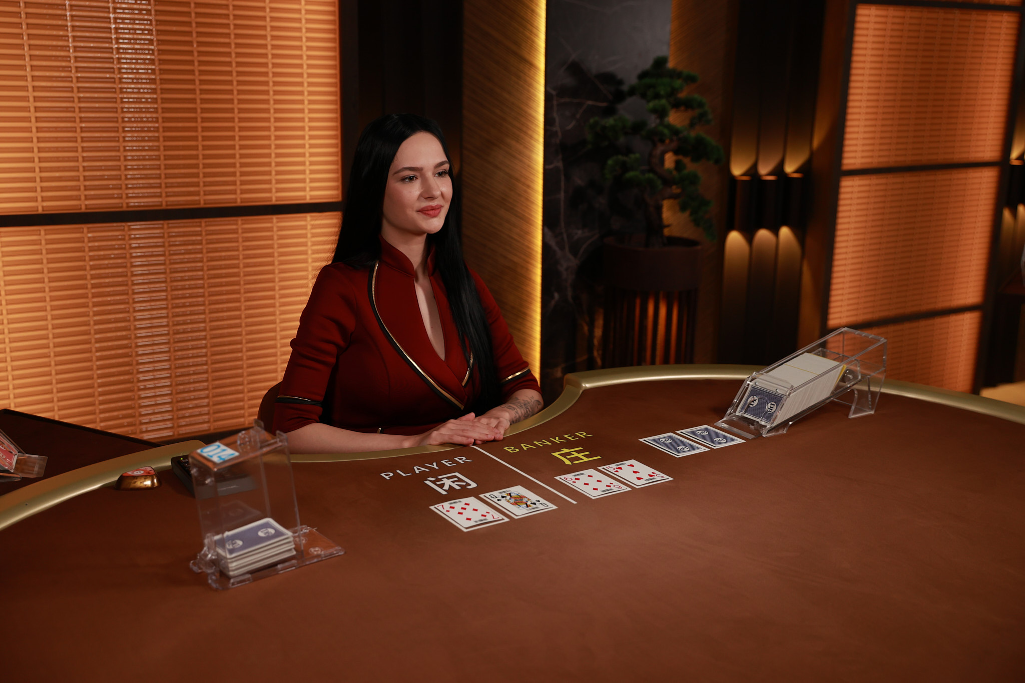FOYU LIVE presenter at the live casino table